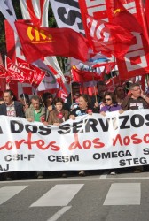 Centos de persoas concéntranse en San Caetano contra os recortes previstos nos Orzamentos da Xunta e do Estado